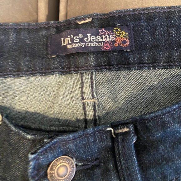 Dark Washed Denim flare bottom Levi’s 🌸 - Picture 2 of 8